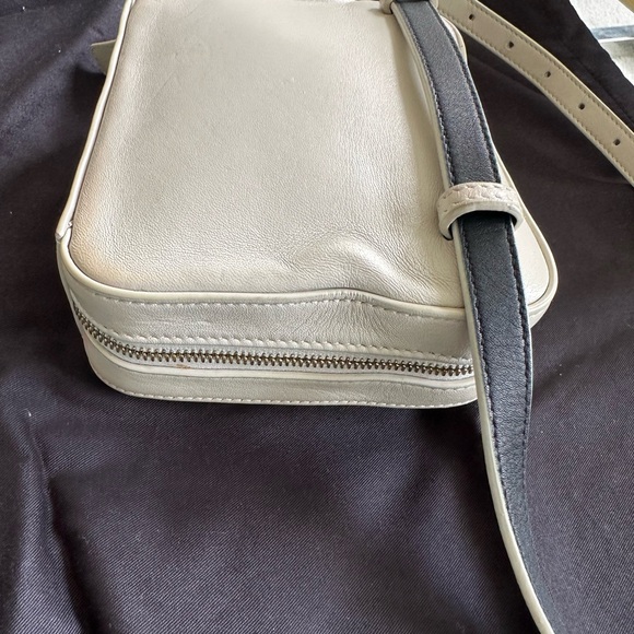 USED SAINT LAURENT
Lambskin Matelasse Vicky Monogram Belt Bag Crema Soft - Picture 7 of 8